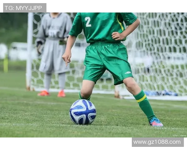 3米足球巨星横空出世震撼绿茵场引发全球球迷热议风暴