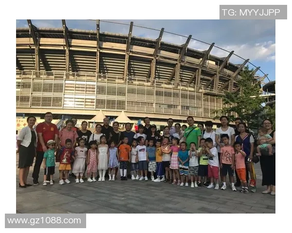 足球巨星与小球童绿茵场上的真情互动温暖瞬间